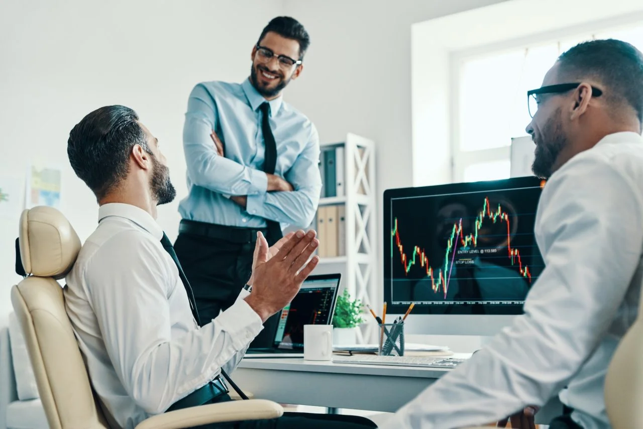 Ein Team von Finanzanalysten